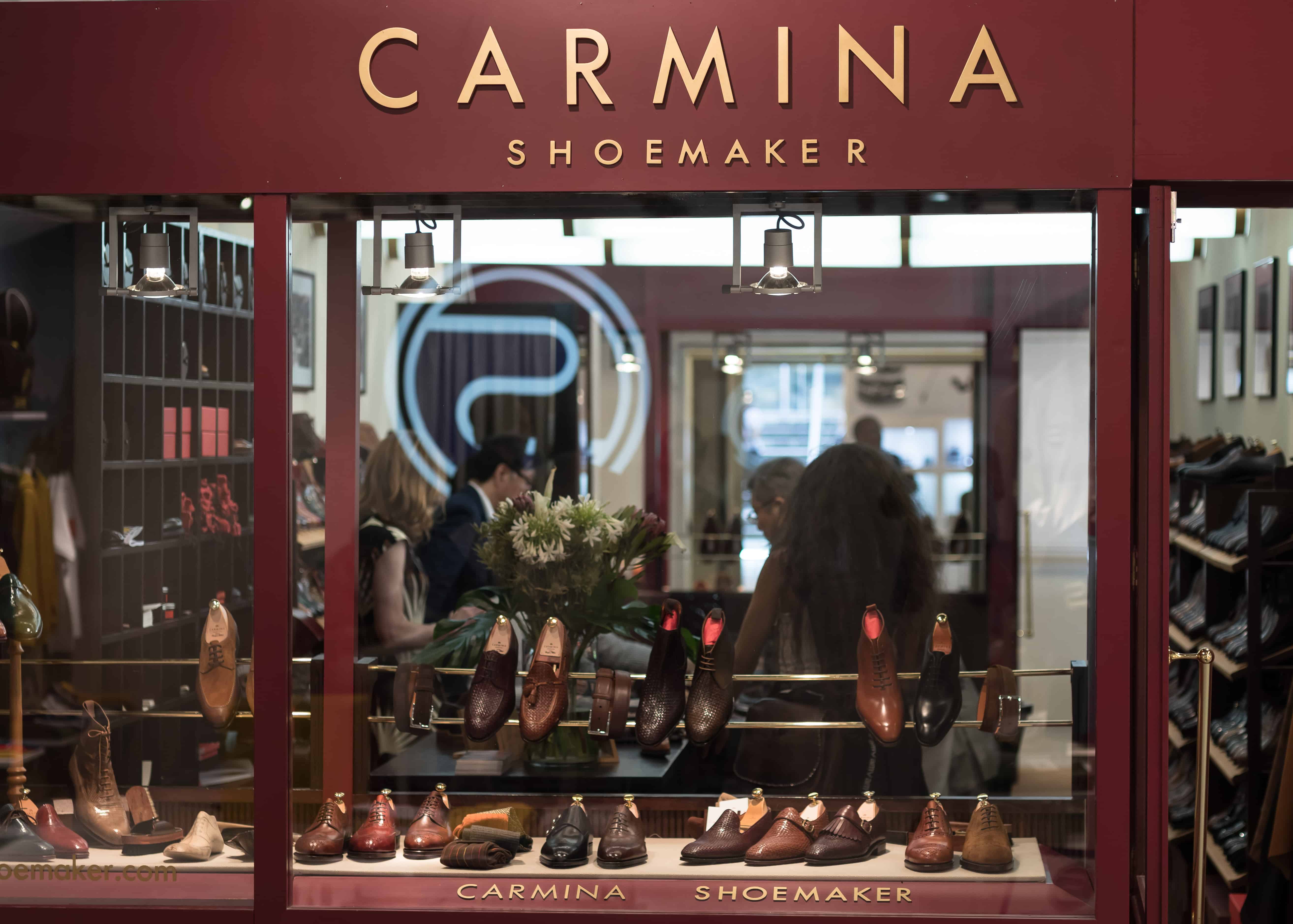 Carmina: Hãy tham gia cùng chúng tôi vào một chuyến phiêu lưu đầy màu sắc với Carmina. Những chiếc dép thanh lịch và đầy phong cách của hãng này sẽ là điểm nhấn trong hình ảnh này. Hãy để cho Carmina giúp bạn làm mới phong cách của mình với những mẫu dép đẹp và đa dạng.