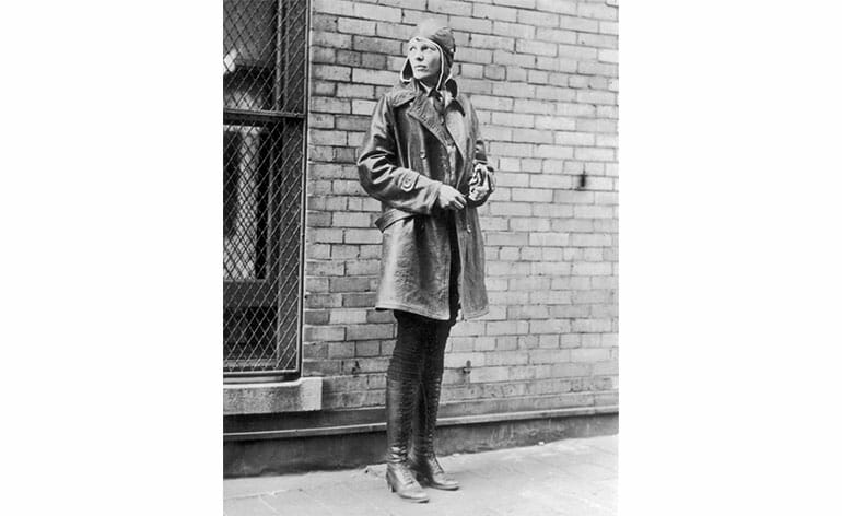 Amelia Earhart trong chiếc áo khoác Belstaff