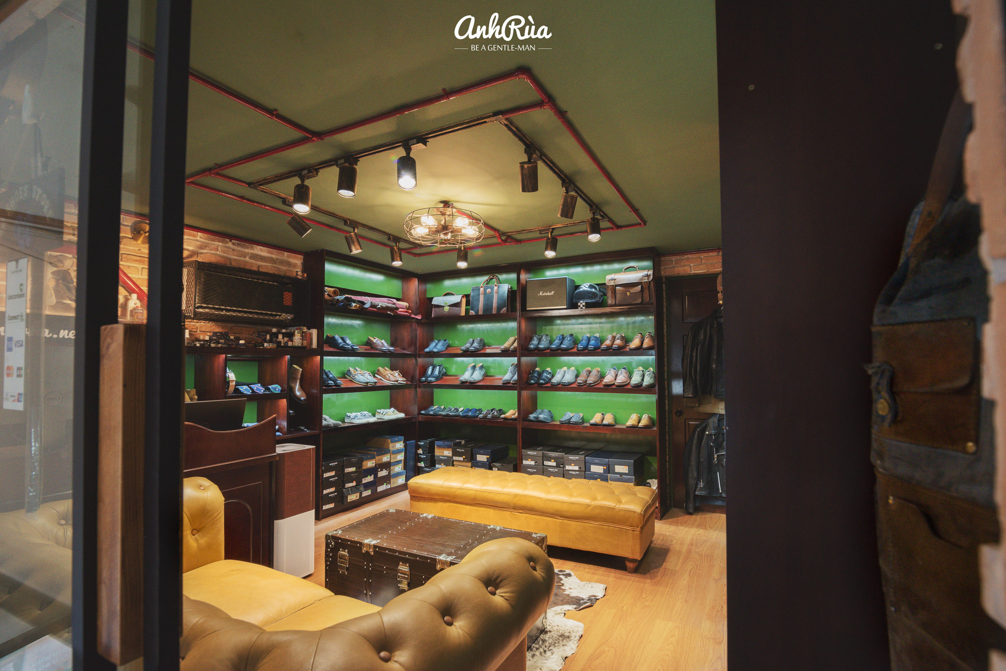 Bước vào bên trong Anh Rùa store
