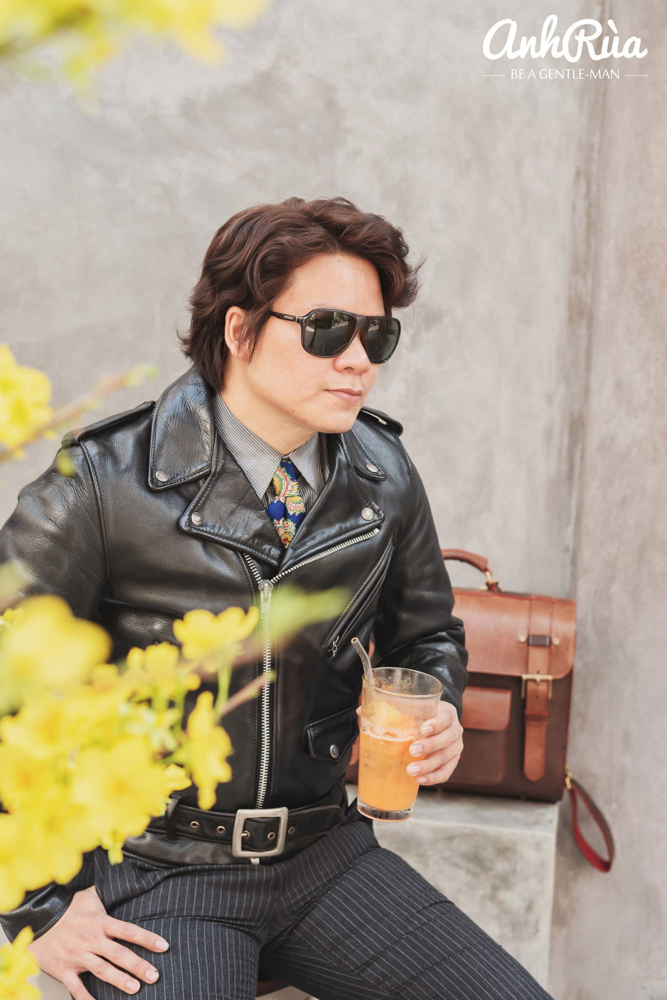 Business casual với leather jacket
