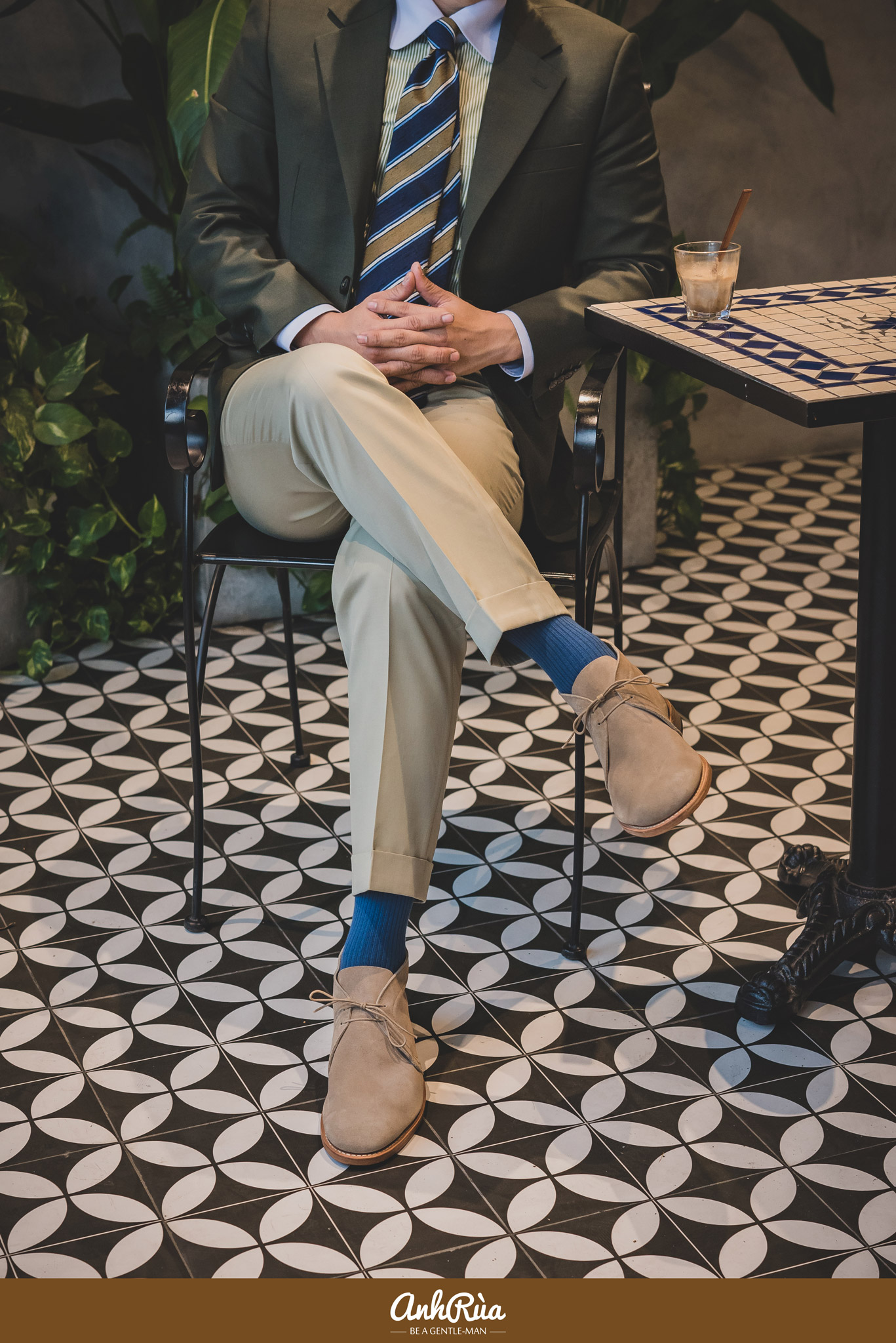 Business casual với sand roughout chukkas